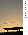 夕焼け空に橋上のプラットホーム 135453256