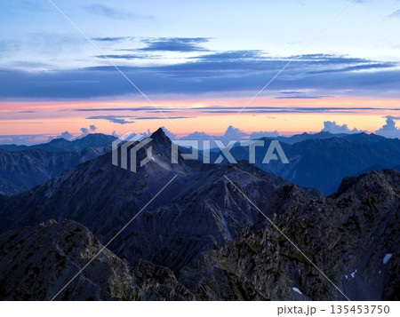 奥穂高岳から見る朝焼けの涸沢岳、大キレット、槍ヶ岳 135453750