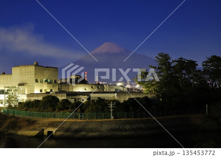 工場夜景と富士山 工場夜景と富士山 135453772