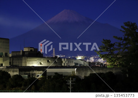 工場夜景と富士山 工場夜景と富士山 135453773