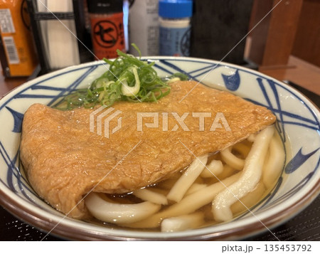 セルフ式のうどん専門チェーン店で食べる「きつねうどん」 135453792