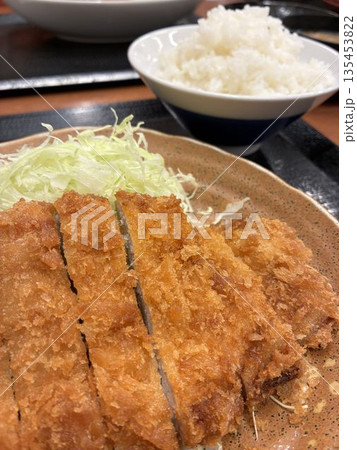 とんかつチェーン店で食べる「ロースかつ定食」 とんかつチェーン店で食べる「ロースかつ定食」 135453822