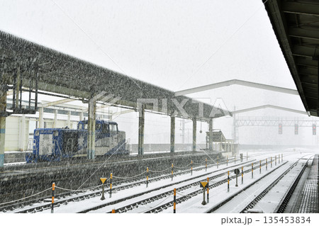 鳥取駅ホームの雪景色_01 鳥取駅ホームの雪景色_01 135453834
