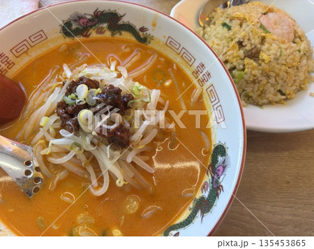 担々麺と海老炒飯のセット 135453865