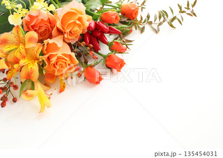オレンジ系のバラの花束 秋イメージ オレンジ系のバラの花束 秋イメージ 135454031
