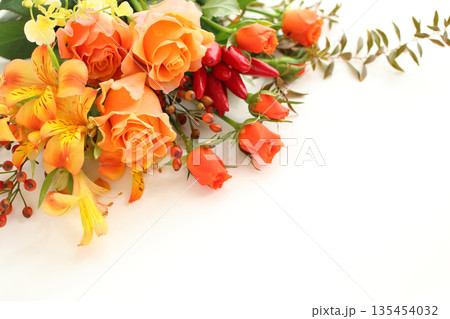 オレンジ系のバラの花束　秋イメージ 135454032