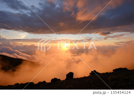 雲海に沈む夕日と山頂からの静かな絶景 135454124