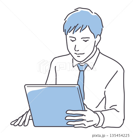 タブレットを見るネクタイ姿の男性 135454225