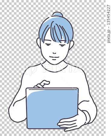 一個女人看著一台平板電腦 一個女人看著一台平板電腦 135454227