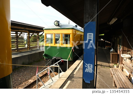 新潟市南区の月潟駅と電車の風景(新潟県新潟市南区) 新潟市南区の月潟駅と電車の風景(新潟県新潟市南区) 135454355