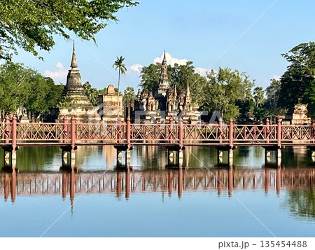 スコータイ歴史公園のワット トラパングーンと水面に映る赤い橋 135454488