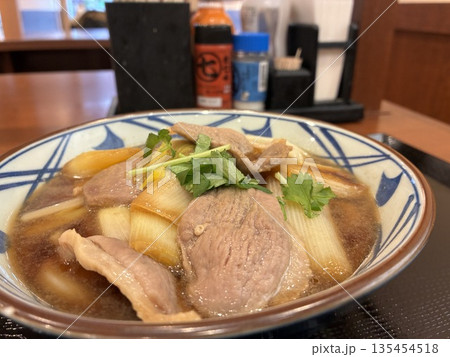 セルフ式のうどん専門チェーン店で食べる「鴨ねぎうどん」 135454518