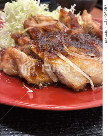 とんかつチェーン店で食べる「トンテキ定食」 とんかつチェーン店で食べる「トンテキ定食」 135454667