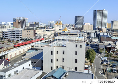 刈谷市、刈谷駅方面の風景と名鉄電車 135454682