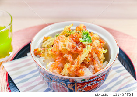 エビと野菜のかき揚げ丼 135454851