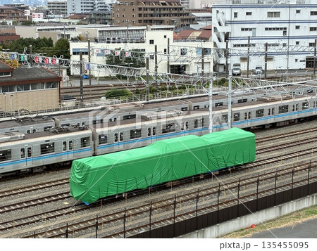 東京メトロ東西線の深川車両基地で緑色のシートで覆われた車両 東京メトロ東西線の深川車両基地で緑色のシートで覆われた車両 135455095