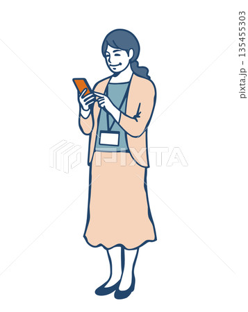 スマートフォンを操作する女性のビジネスイラスト 全身 135455303