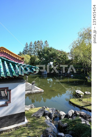 秋の天寿園で見られる中国庭園の風景(新潟県新潟市) 秋の天寿園で見られる中国庭園の風景(新潟県新潟市) 135455454