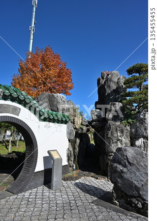 秋の天寿園で見られる中国庭園の風景(新潟県新潟市) 秋の天寿園で見られる中国庭園の風景(新潟県新潟市) 135455455