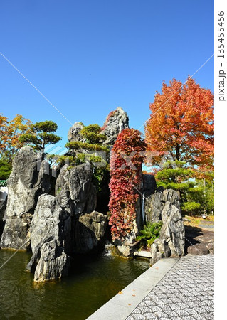 秋の天寿園で見られる中国庭園の風景(新潟県新潟市) 秋の天寿園で見られる中国庭園の風景(新潟県新潟市) 135455456