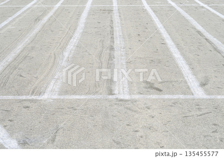 校庭のリレーコースの背景素材 135455577