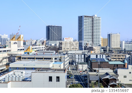 刈谷市、刈谷駅前の高層ビルとマンション群 135455697