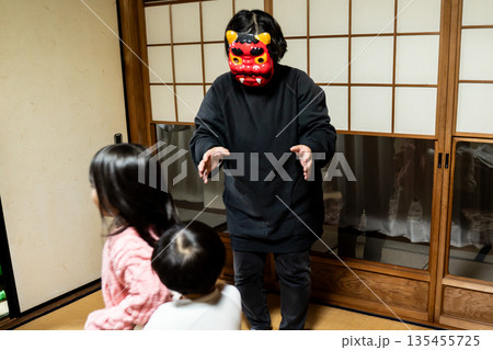 子供達を追いかける赤鬼 子供達を追いかける赤鬼 135455725