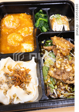おいしい中華弁当、エビチリと油淋鶏弁当 135455880