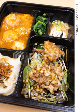 おいしい中華弁当、エビチリと油淋鶏弁当 135455881