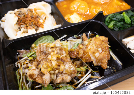 おいしい中華弁当、エビチリと油淋鶏弁当 おいしい中華弁当、エビチリと油淋鶏弁当 135455882