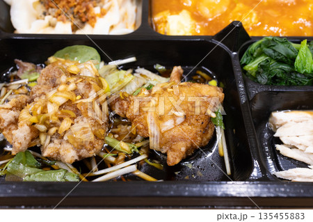 おいしい中華弁当、エビチリと油淋鶏弁当 135455883
