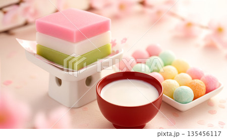 ひな祭り 菱餅とひなあられと白酒 桃の節句の和菓子と桜の背景イメージ 女の子の成長のお祝い 135456117