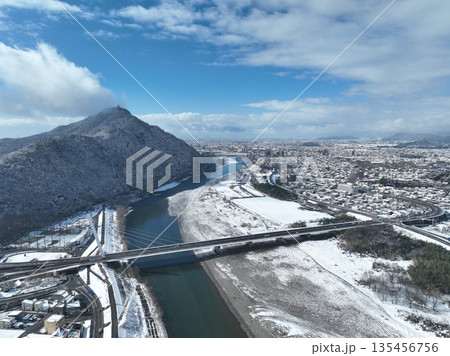 雪景色の岐阜城と長良川の風景 ドローン空撮 雪景色の岐阜城と長良川の風景 ドローン空撮 135456756