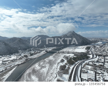 雪景色の岐阜城と長良川の風景　ドローン空撮 135456758