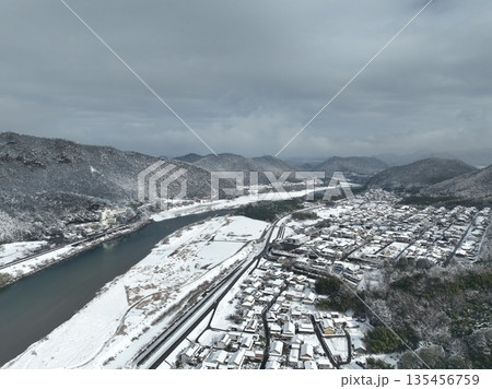 雪景色の岐阜城と長良川の風景 ドローン空撮 雪景色の岐阜城と長良川の風景 ドローン空撮 135456759