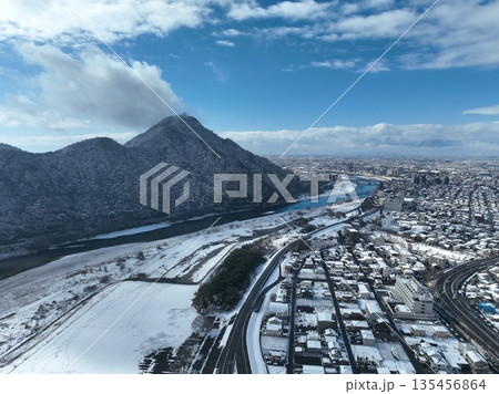 雪景色の岐阜城と長良川の風景　ドローン空撮 135456864