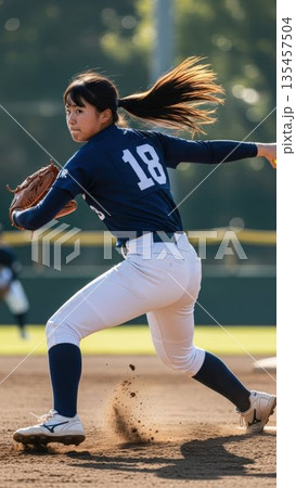 マウンドから全力でボールを投げ込むソフトボール部の女子高校生 マウンドから全力でボールを投げ込むソフトボール部の女子高校生 135457504