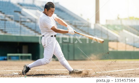 バッターボックスで豪快なスイングを見せる野球部の男子高校生 バッターボックスで豪快なスイングを見せる野球部の男子高校生 135457564