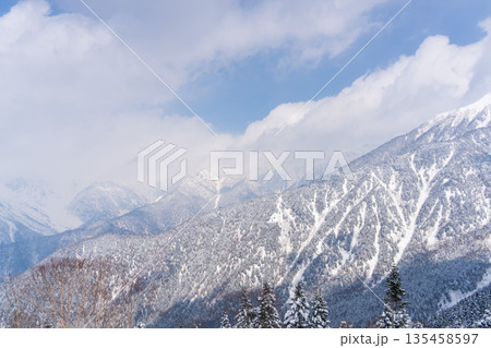 冬の新穗高 雪に覆われた山脈の風景 135458597