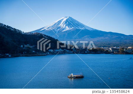 冬の河口湖から望む富士山と青空の風景 冬の河口湖から望む富士山と青空の風景 135458624