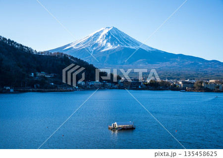 冬の河口湖から望む富士山と青空の風景 冬の河口湖から望む富士山と青空の風景 135458625