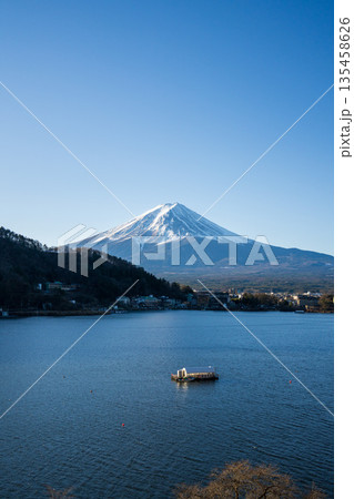 冬の河口湖から望む富士山と青空の風景 135458626