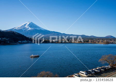 冬の河口湖から望む富士山と青空の風景 冬の河口湖から望む富士山と青空の風景 135458628