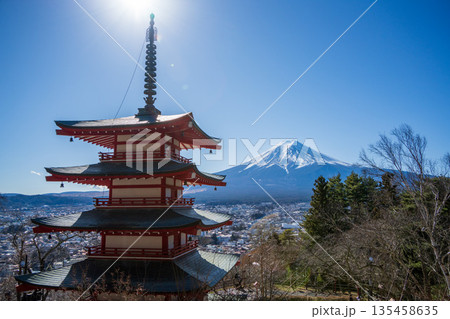 新倉山忠霊塔と富士山 五重塔のある日本の風景 新倉山忠霊塔と富士山 五重塔のある日本の風景 135458635