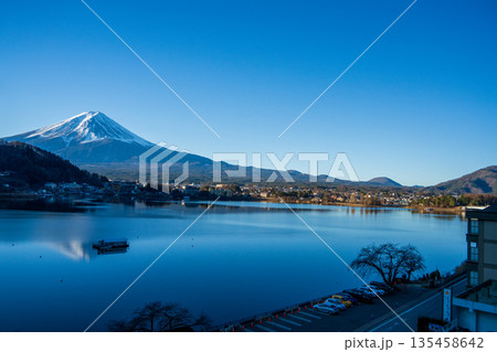冬の河口湖と静かな湖面に映る富士山 135458642
