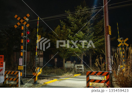 【大糸線踏み切り】雪降りの夜【大町市】 135459423
