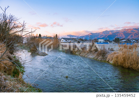 夜明けの空と蓼川【安曇野市】 135459452