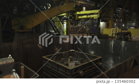 Industrial manufacturing process of pouring molten metal into mold. Stock clip 135460302