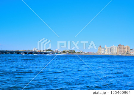 真冬の江ノ島湘南港北緑地広場から江ノ島大橋 135460964