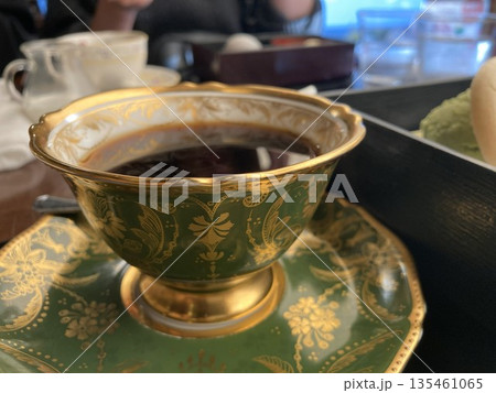 金彩が美しいアンティーク調カップのブラックコーヒー　喫茶店のひととき 135461065